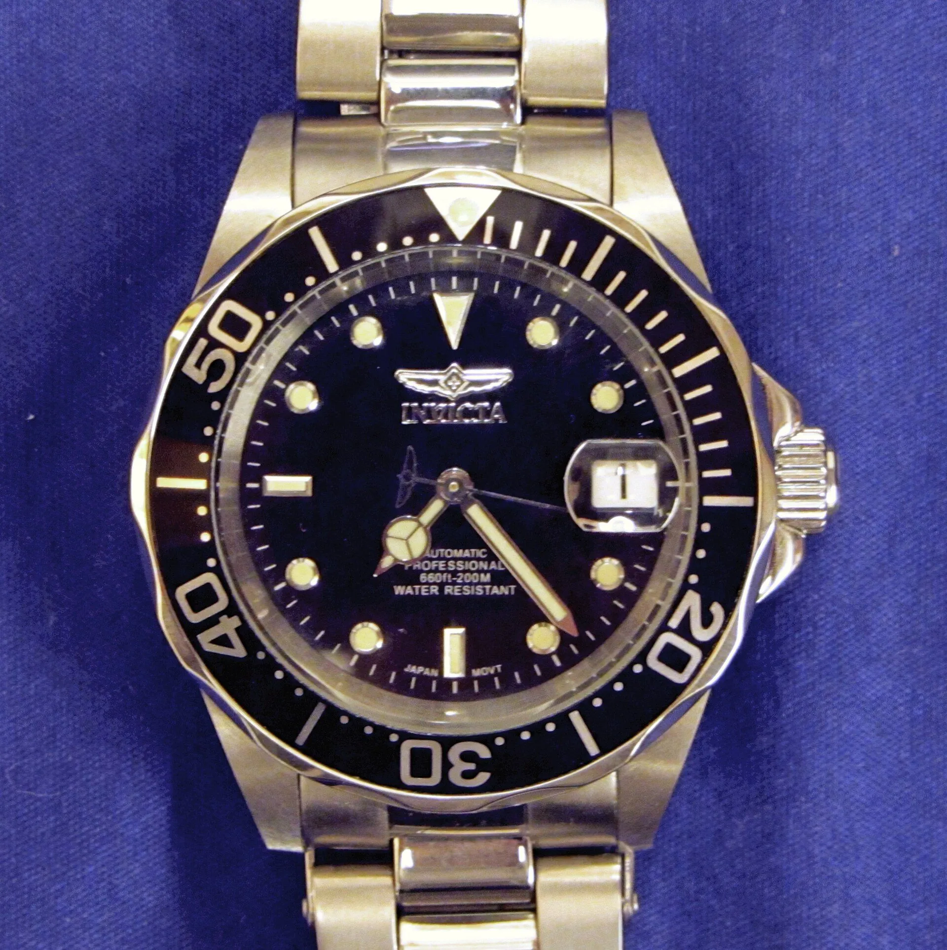 Invicta Pro Diver 8926 vor schlichtem Hintergrund
