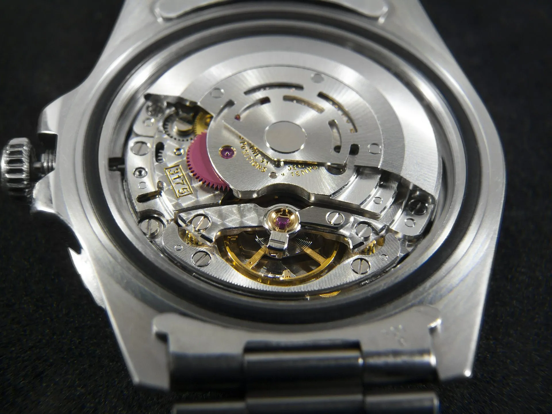 Fondo de un reloj automático con el rotor