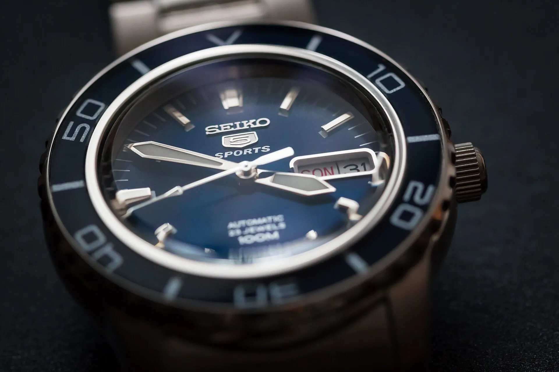 Esfera azul de un Seiko 5 Sports, de cerca