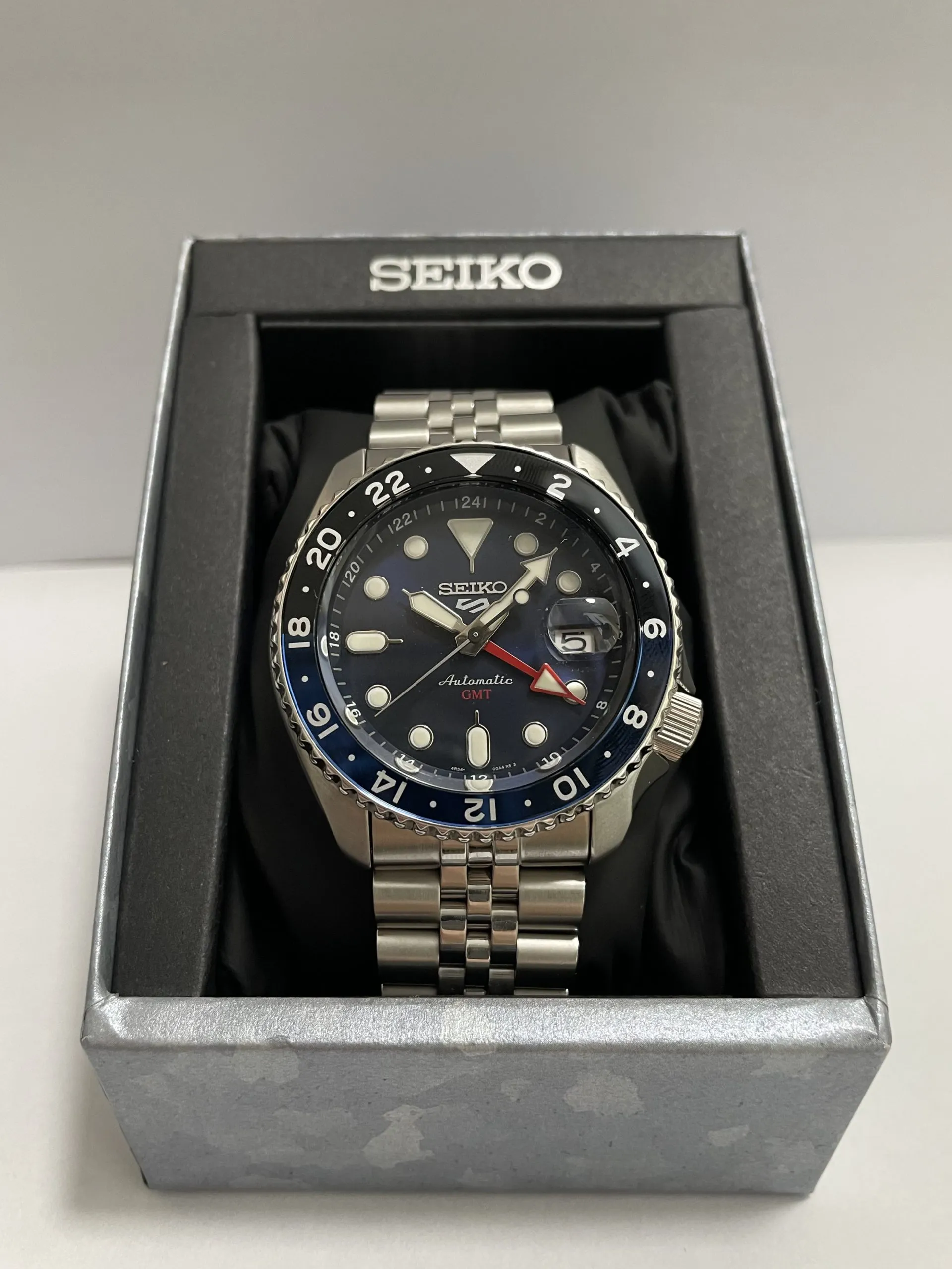 Seiko 5 Sports GMT en su caja
