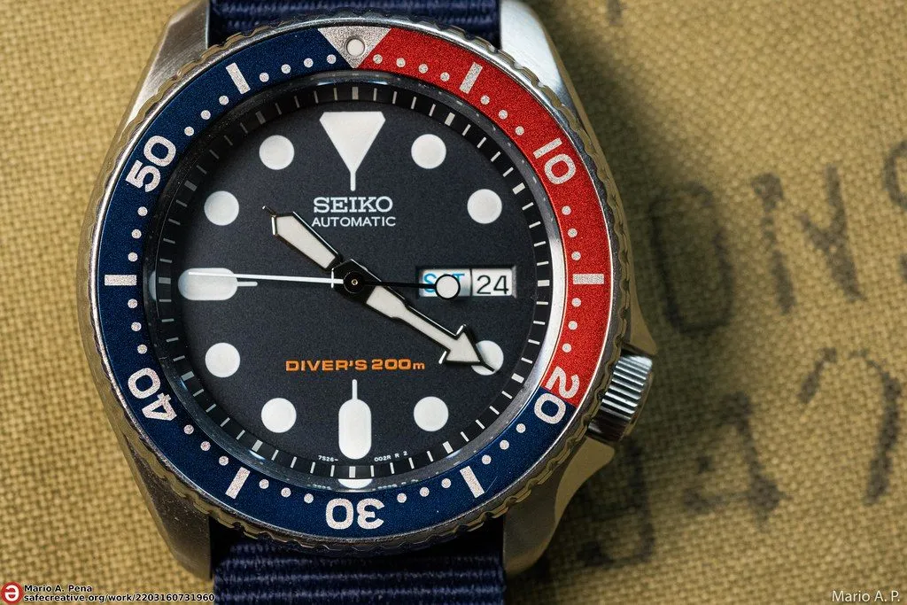 Seiko SKX009 con bisel azul y rojo