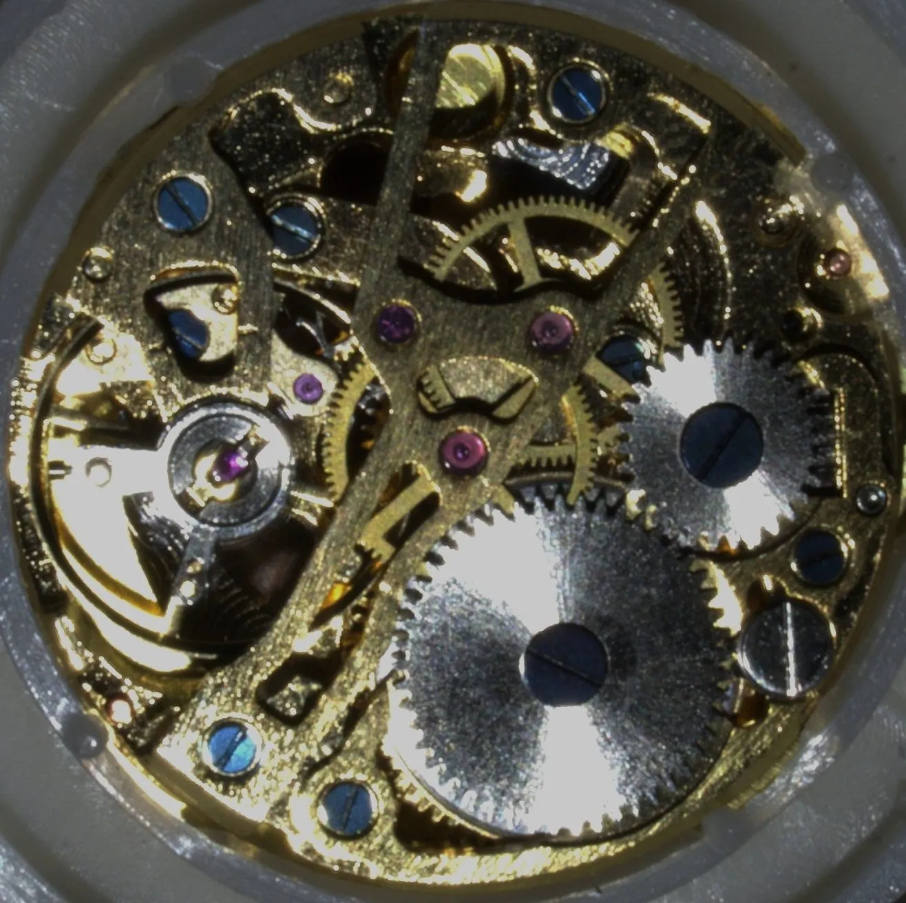 Calibre de un reloj, con los puentes y las ruedas